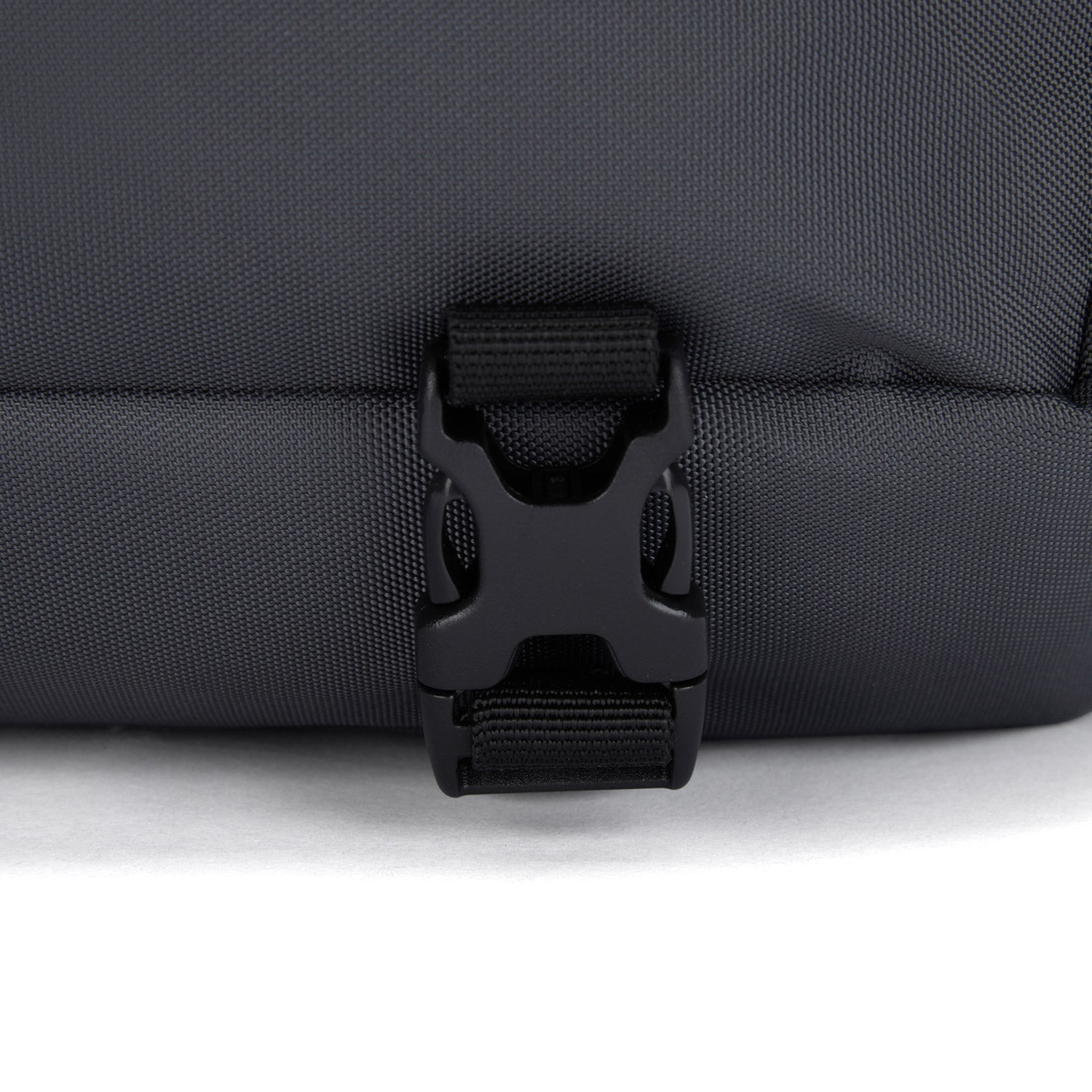 Pacsafe® EXP 12" 防盜斜孭胸袋
