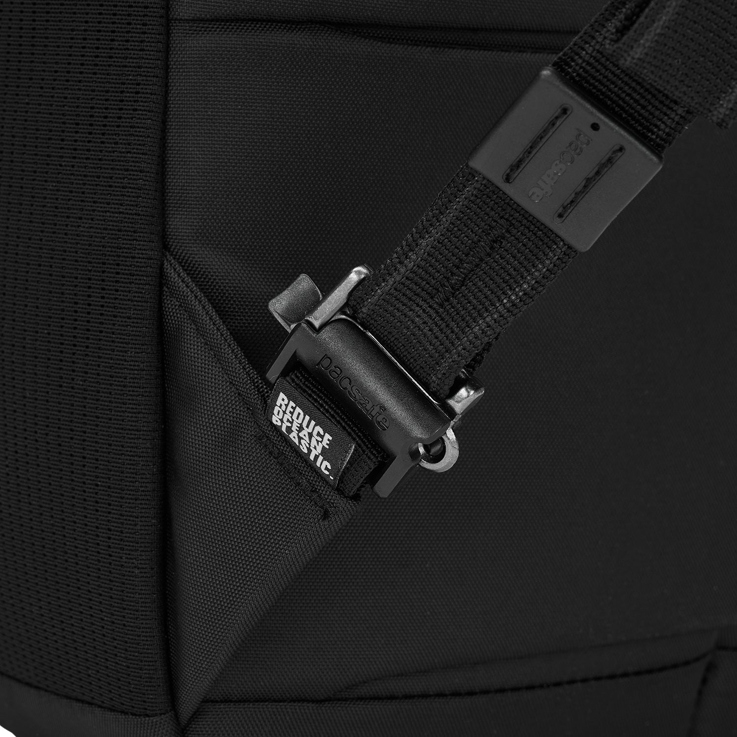 Pacsafe® EXP 28L 防盜背囊