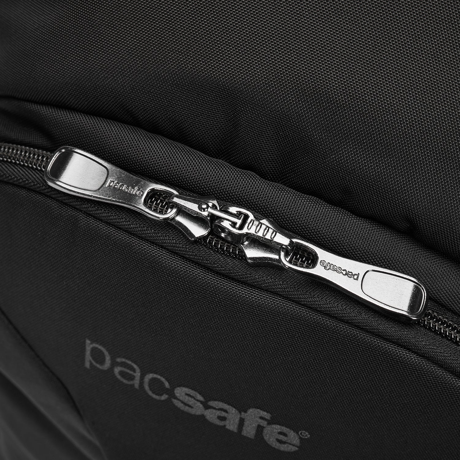 Pacsafe® EXP 28L 防盜背囊