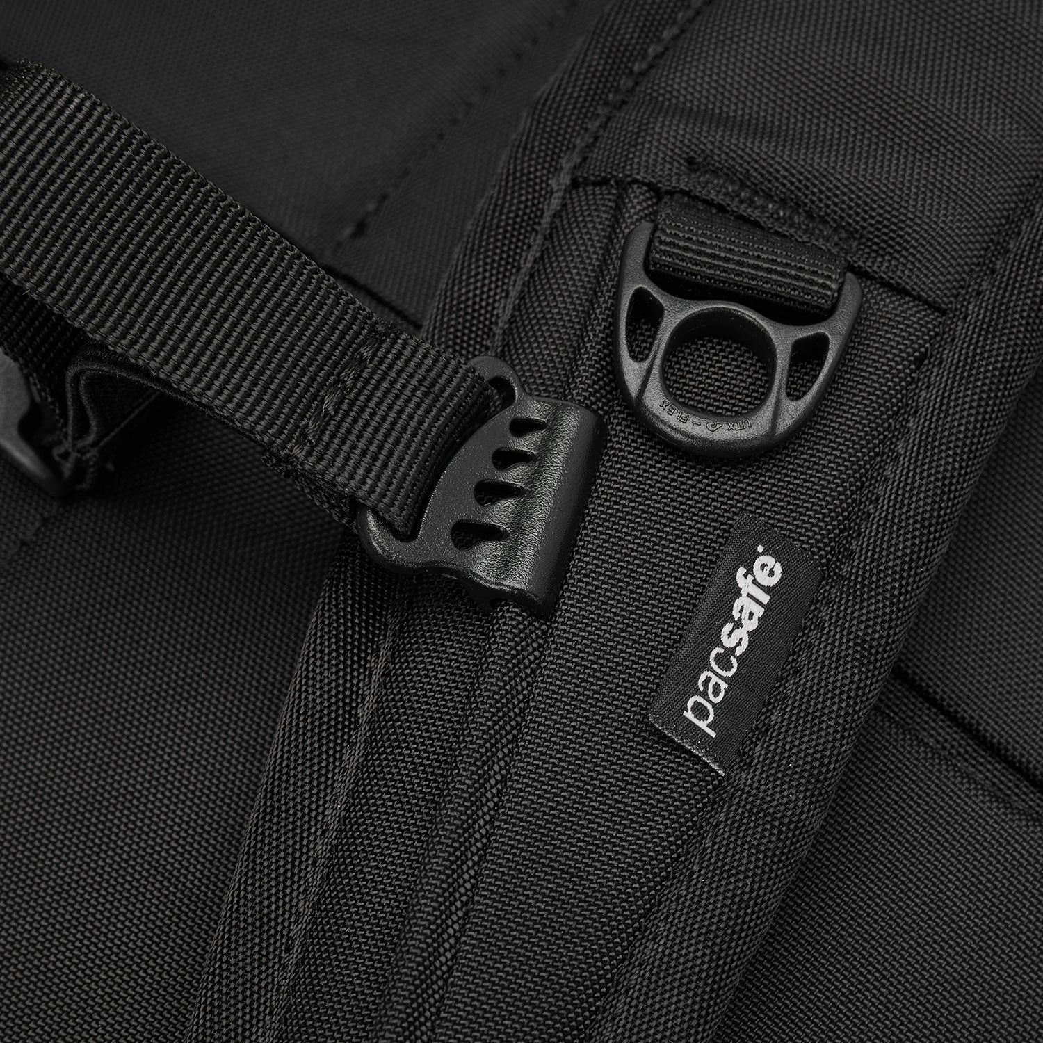 Pacsafe® EXP 28L 防盜背囊