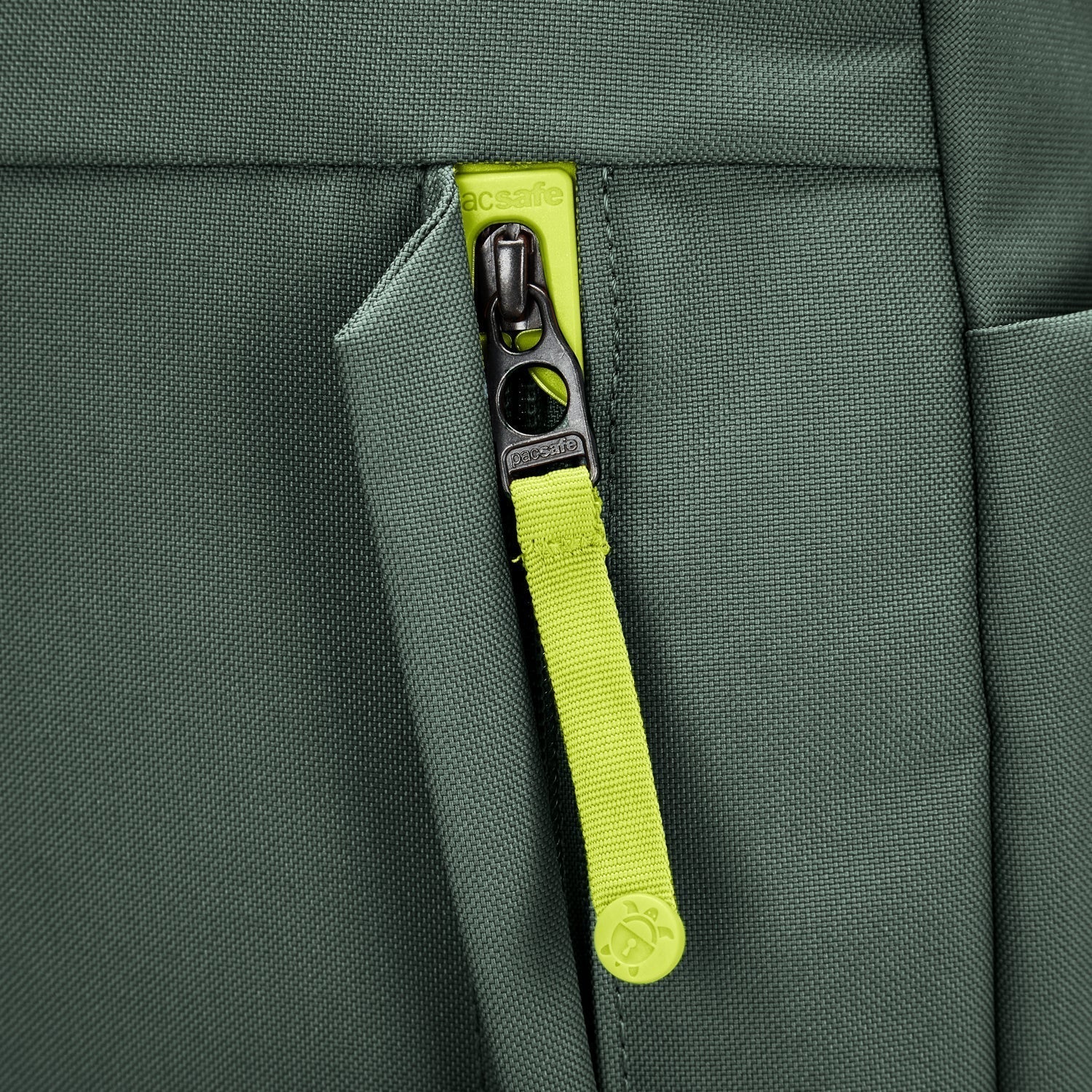 Pacsafe® GO 15L 防盜背囊