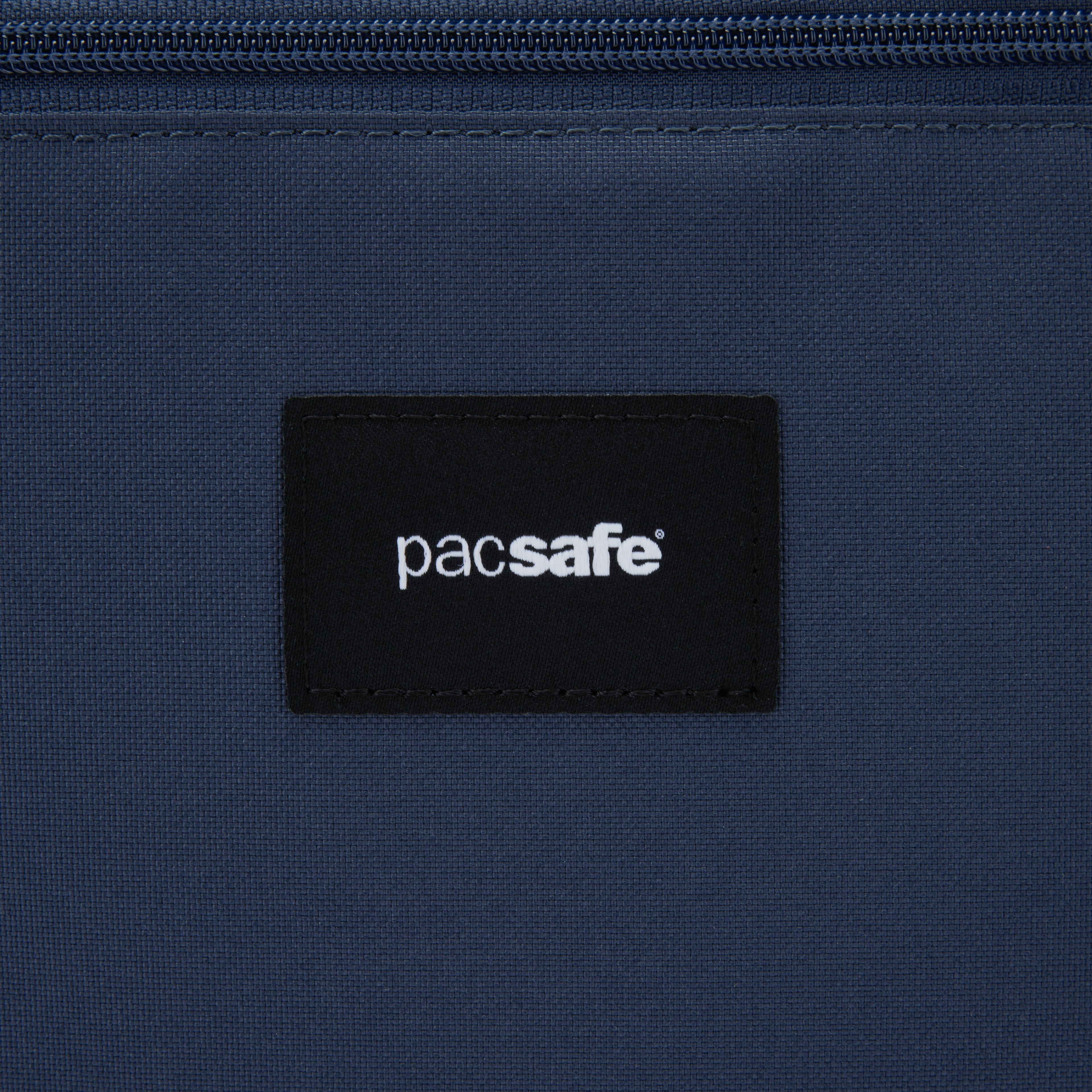 Pacsafe® GO 防盜斜孭小袋