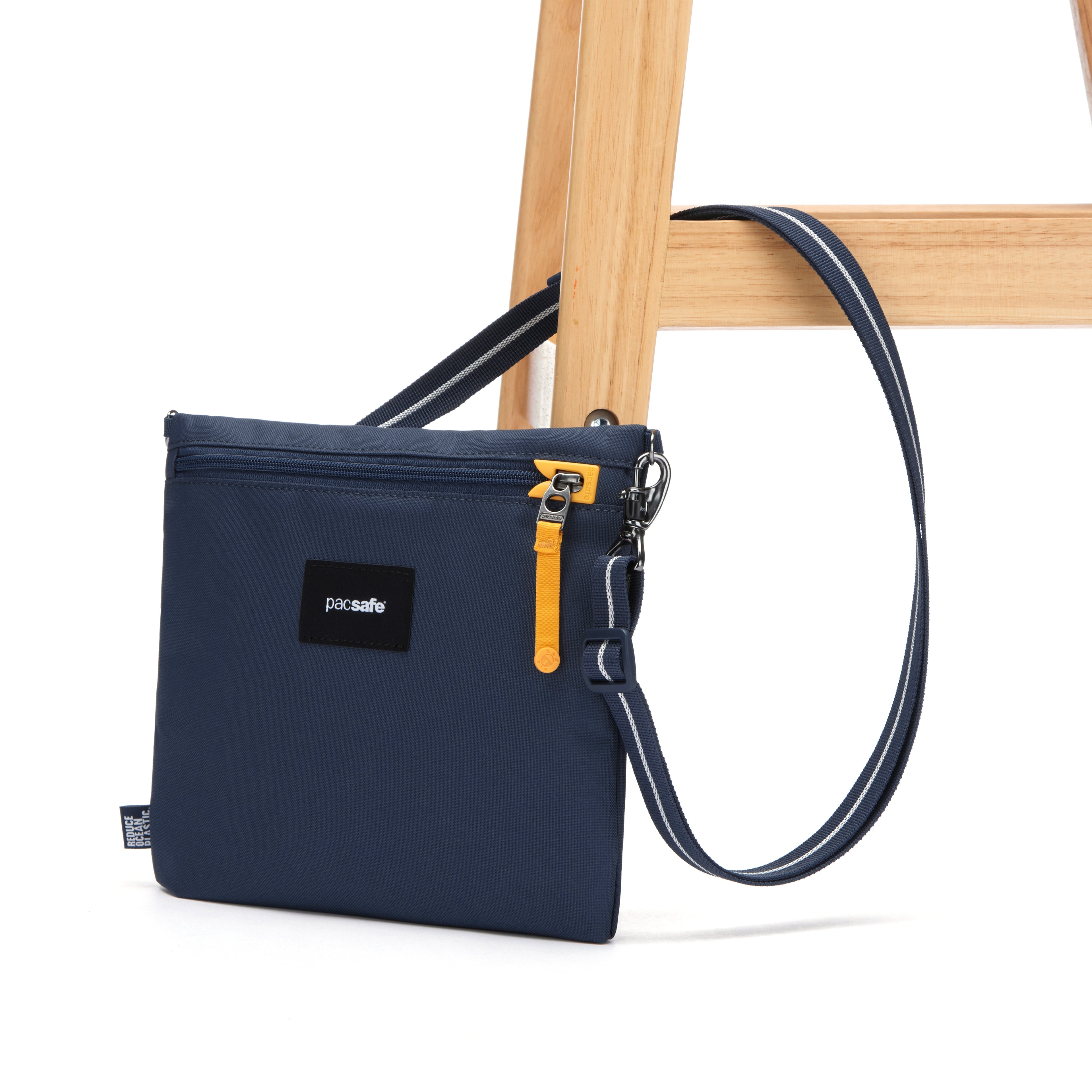 Pacsafe® GO 防盜斜孭小袋