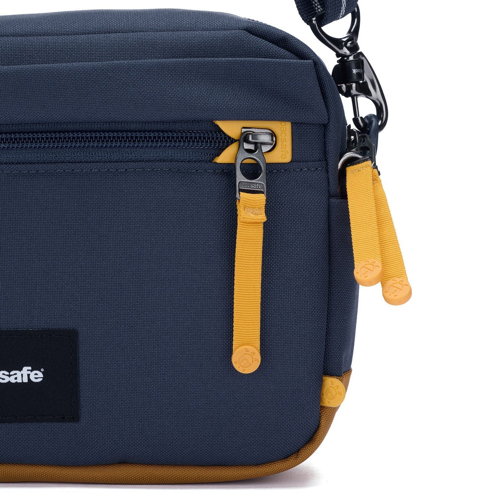 Pacsafe® GO 防盜斜孭袋