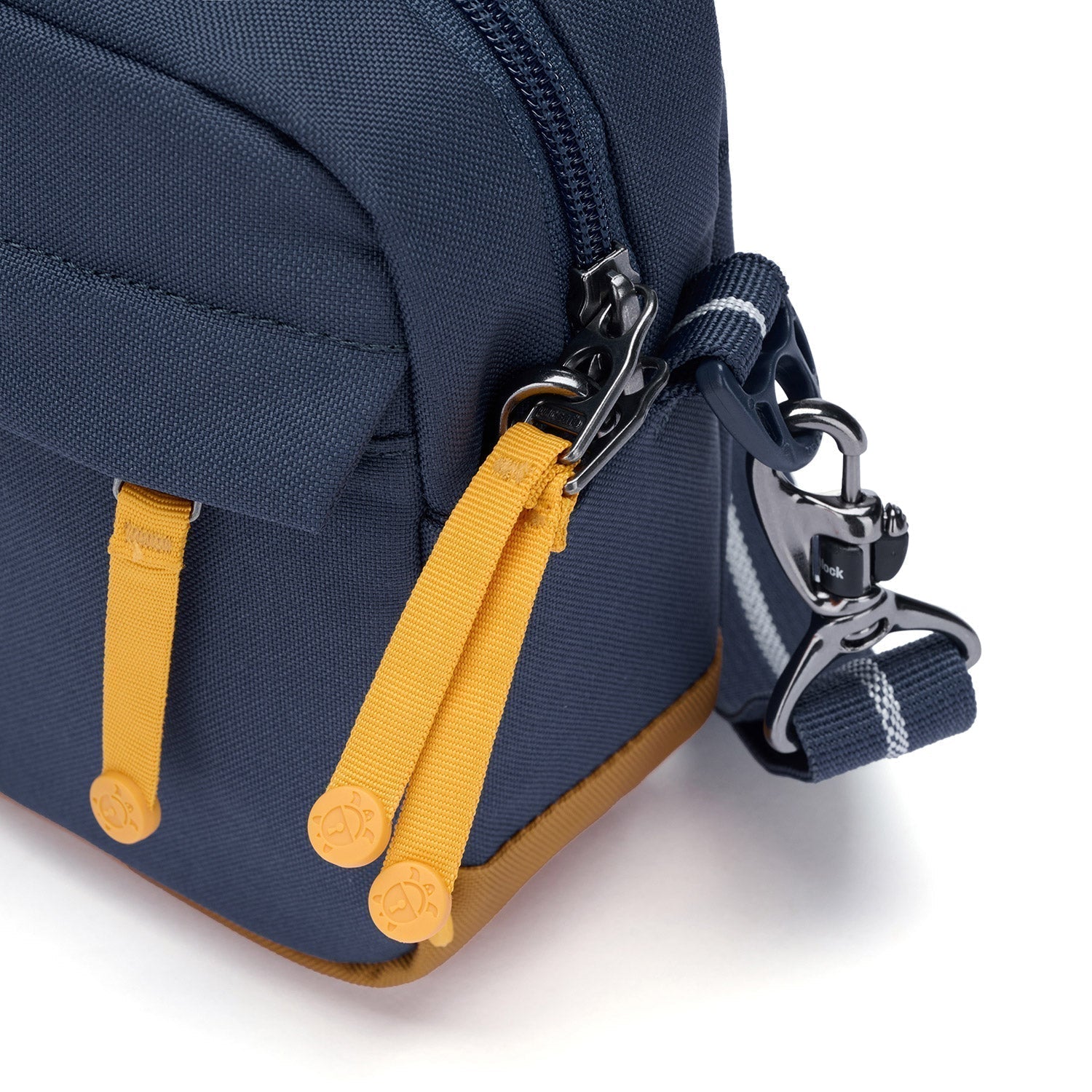 Pacsafe® GO 防盜斜孭袋