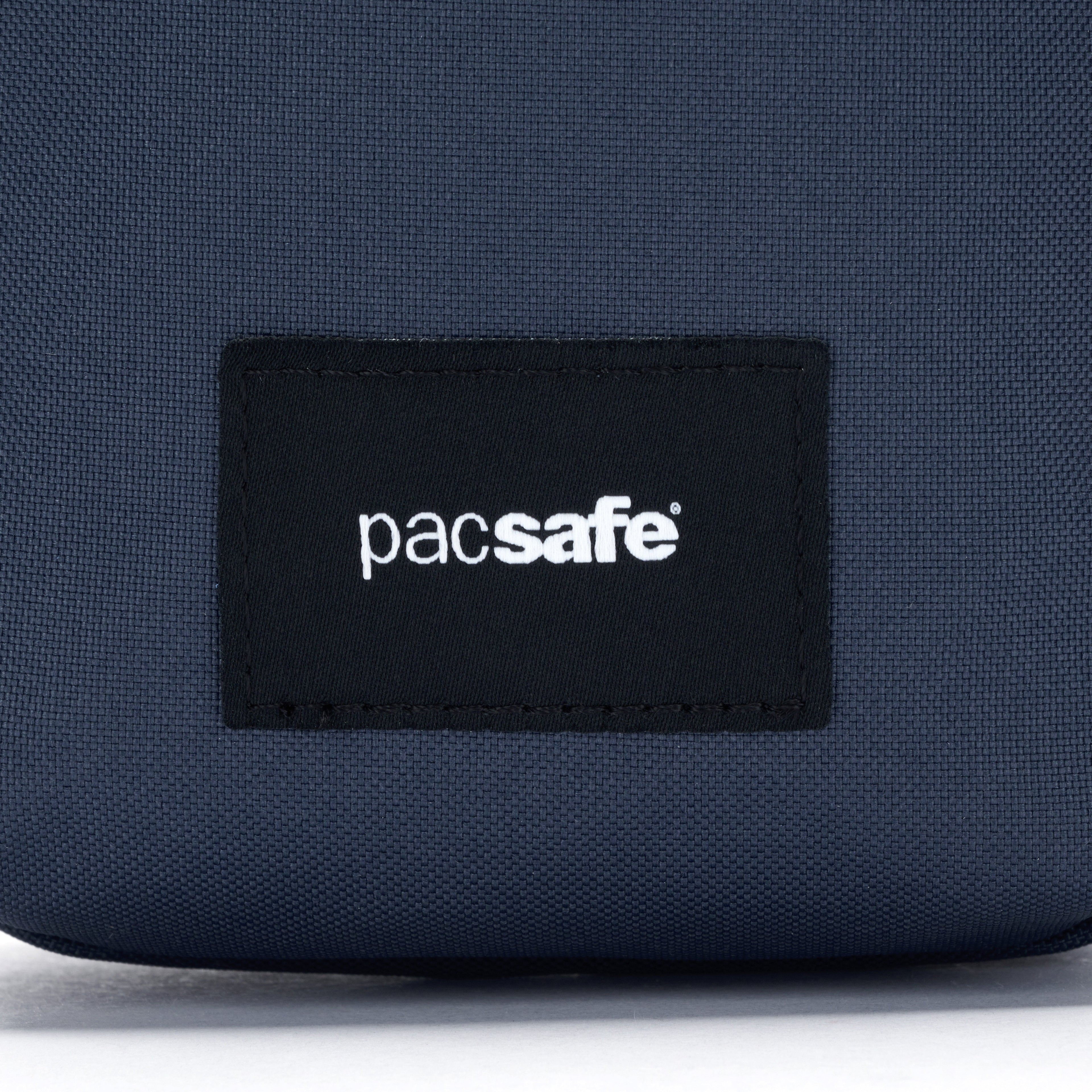 Pacsafe® GO 迷你防盜斜孭袋