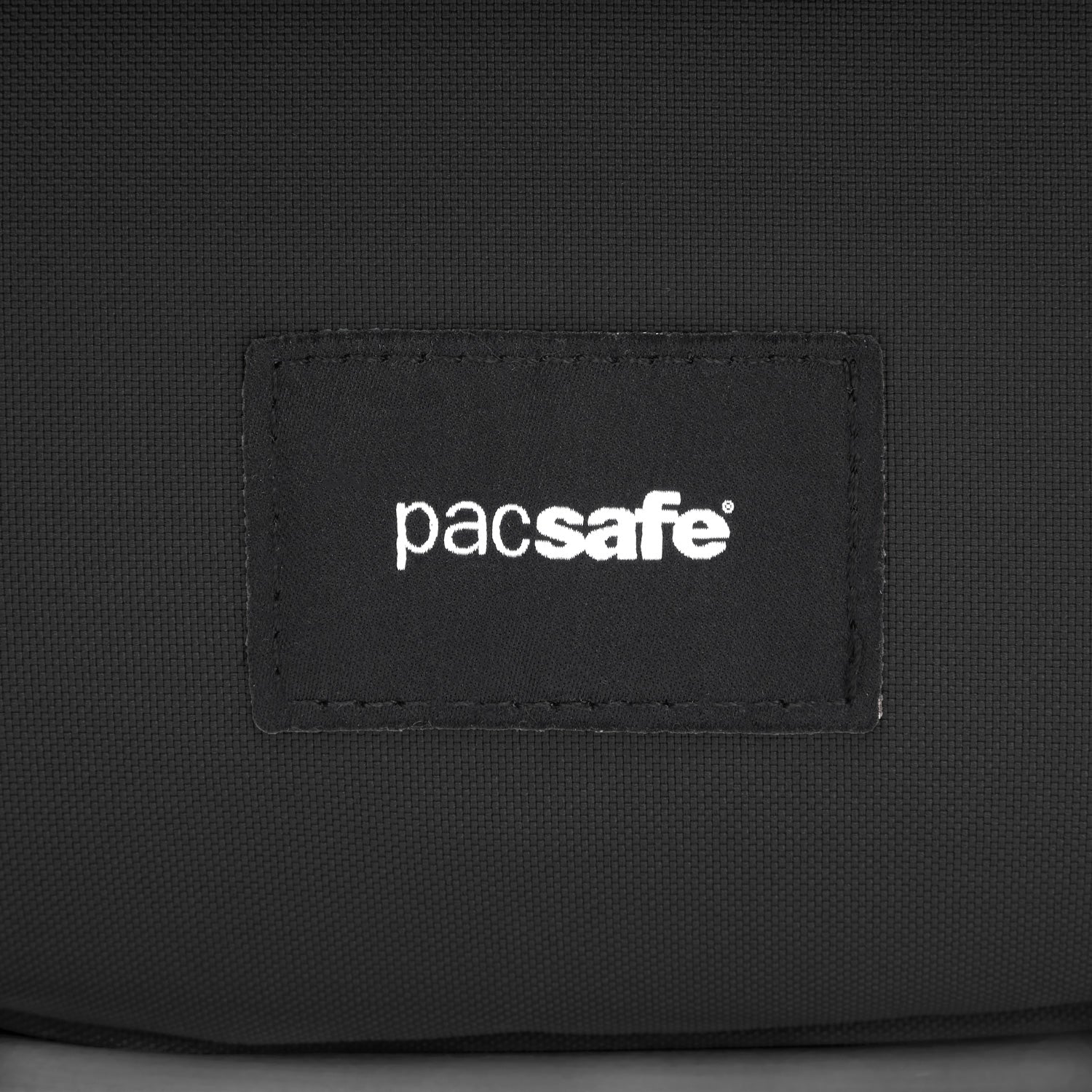 Pacsafe® GO 防盜斜孭小袋