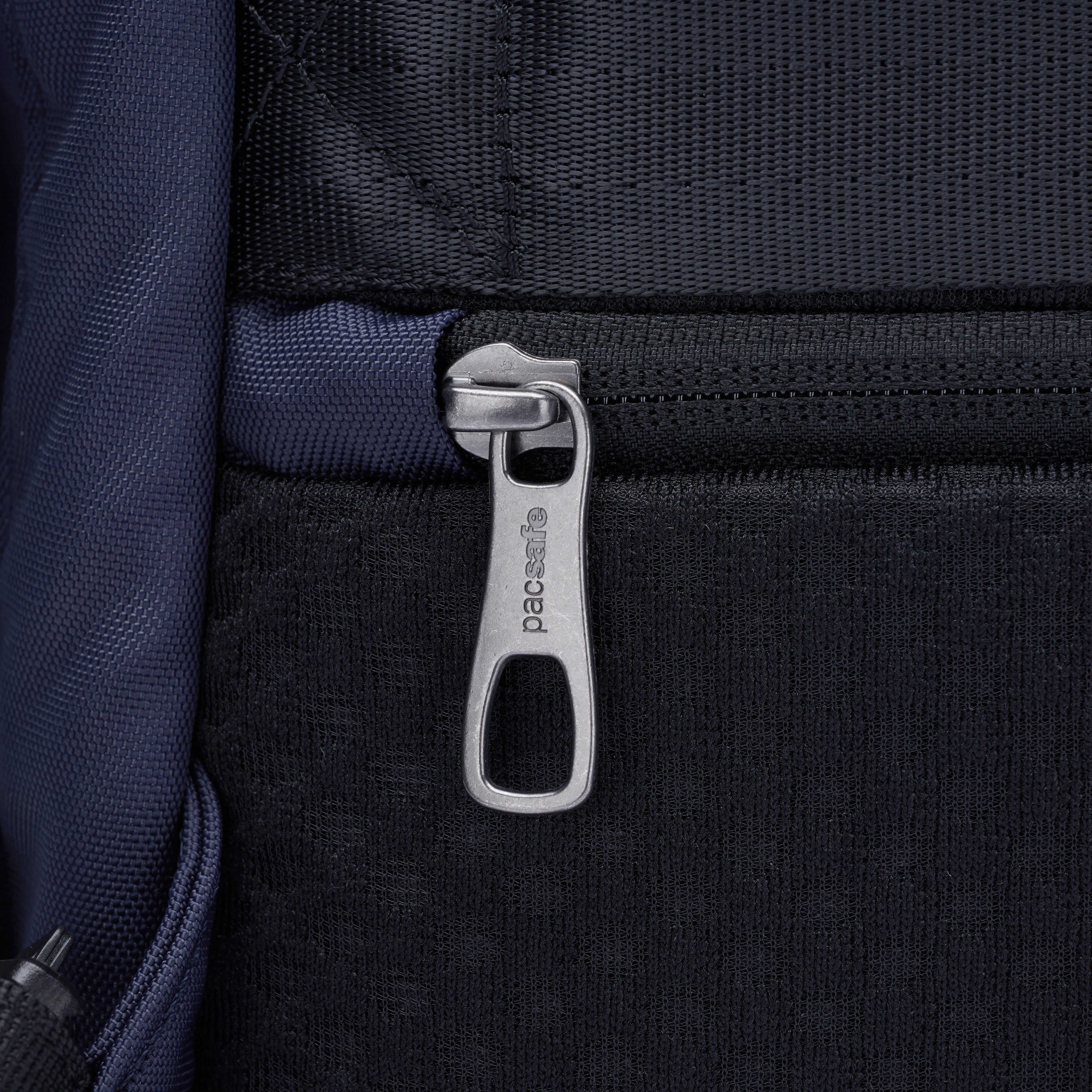 Pacsafe® V 16L 多功能防盜背囊
