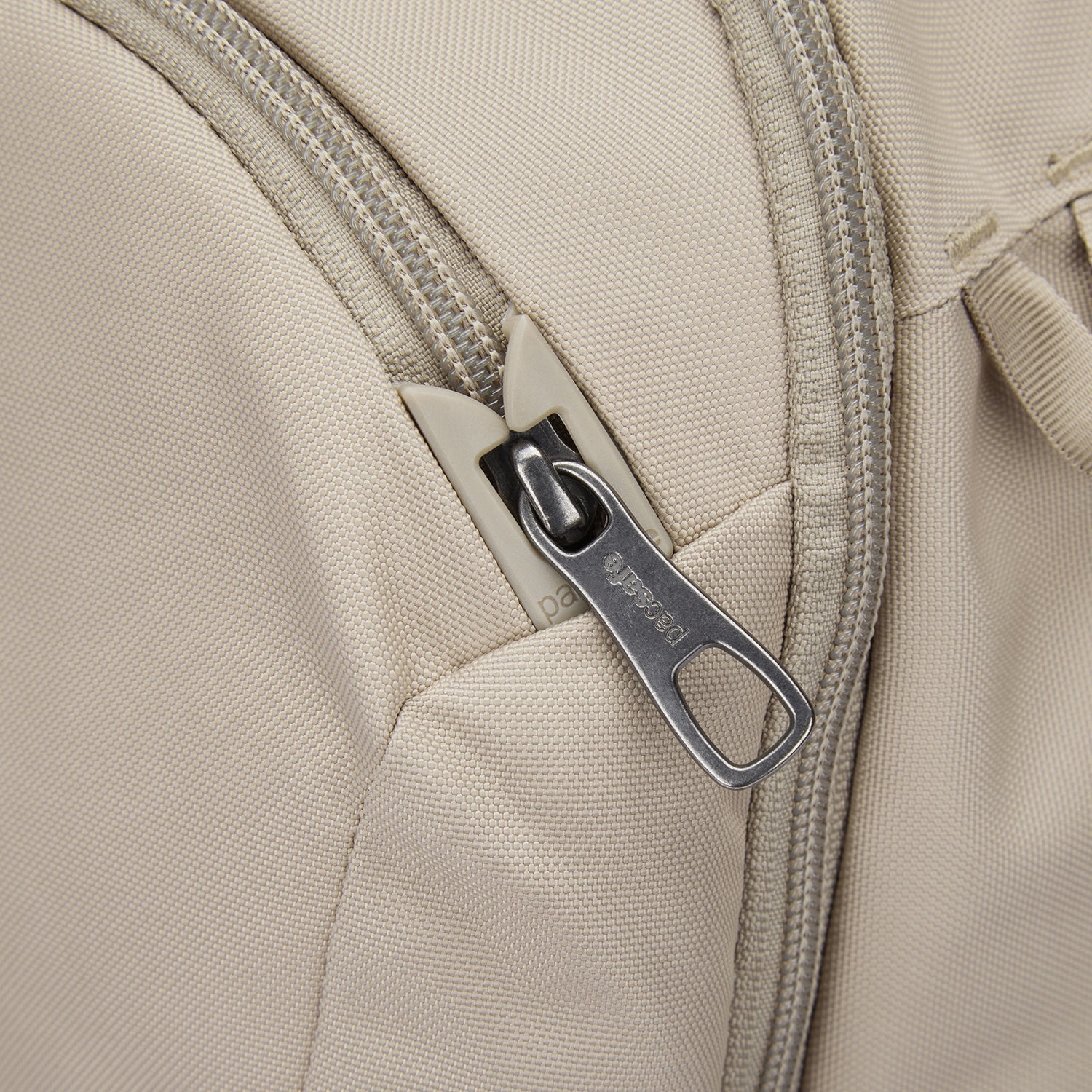 Pacsafe® V 26L 旅行防盜背囊