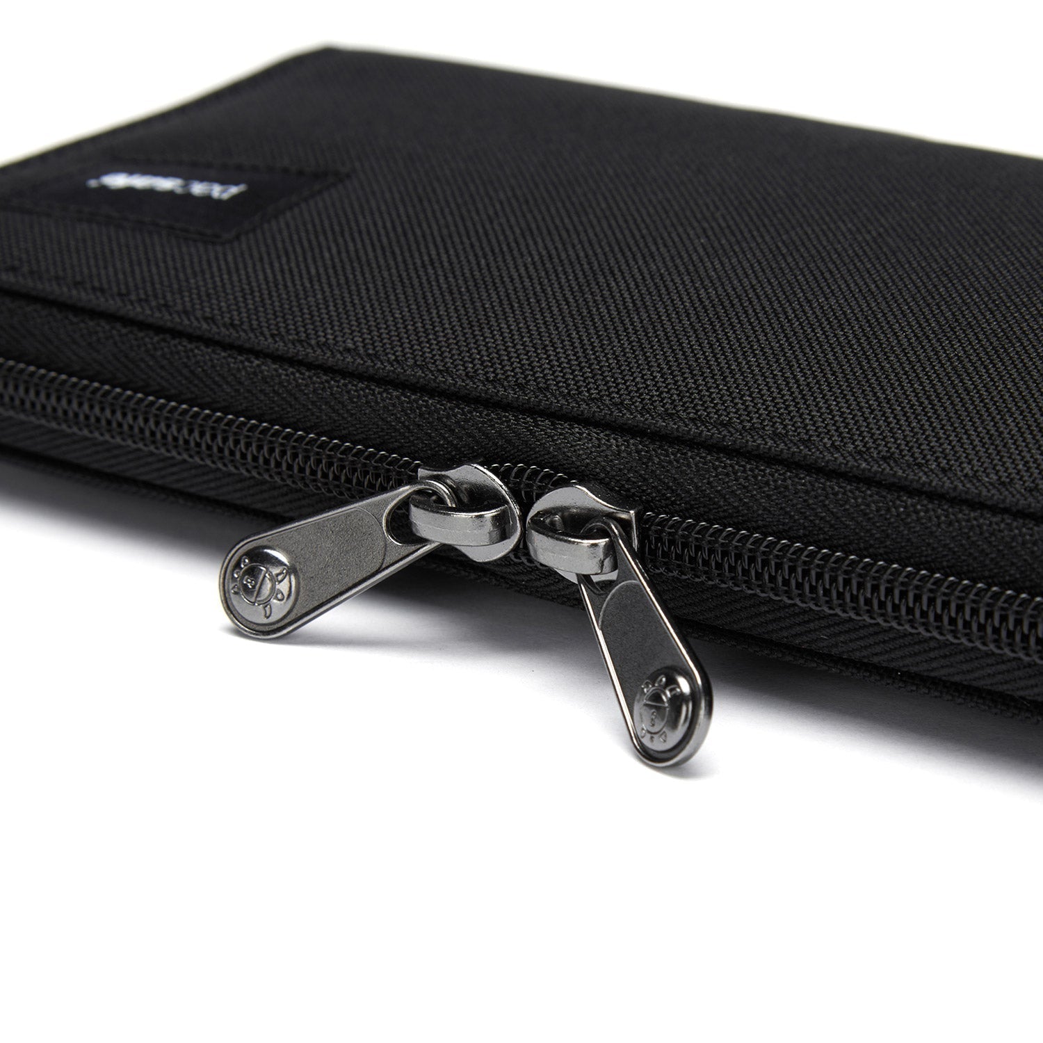 Pacsafe® RFIDsafe® RFID 屏蔽長銀包