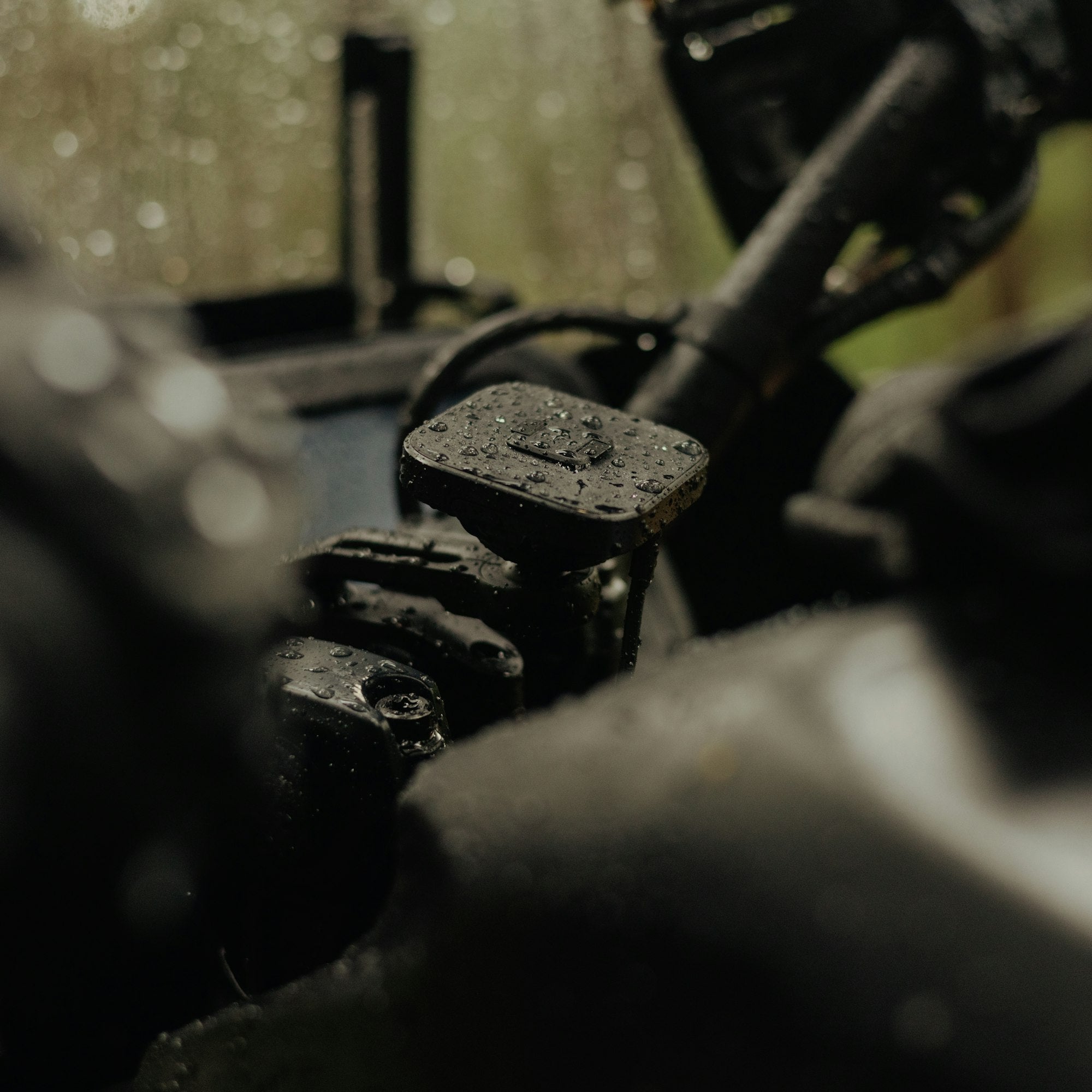 Motorcycle Bar Mount | Charging Locking Qi2